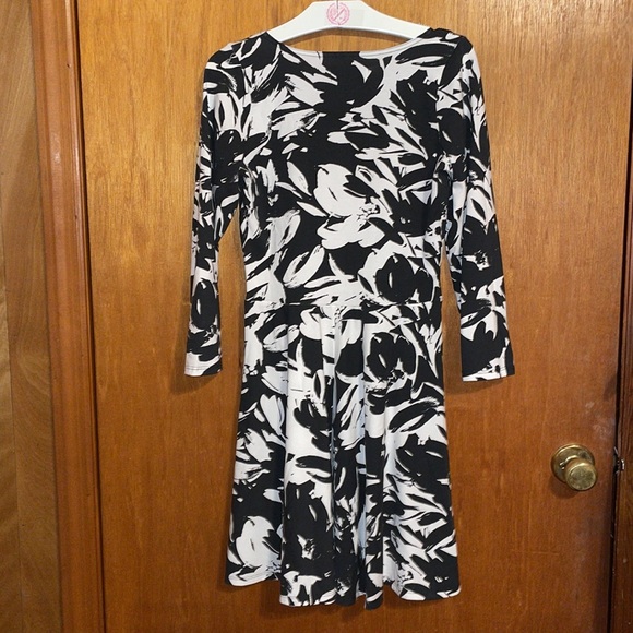 •ABERCROMBIE&FITCH•NWOT BLACK & WHITE V-NECK FLORAL 3/4 SLEEVE DRESS SIZE MEDIUM - Picture 4 of 9